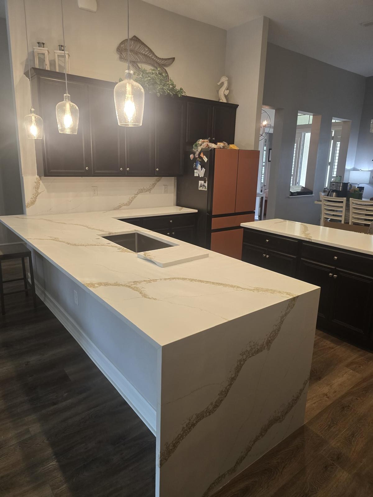 Calacatta Peninsula, Dark Cabinets